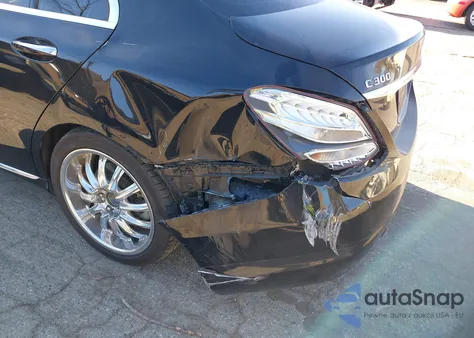 2016 Mercedes-Benz C 300 z USA, uszkodzony, nr VIN 55SWF4JBXGU129048